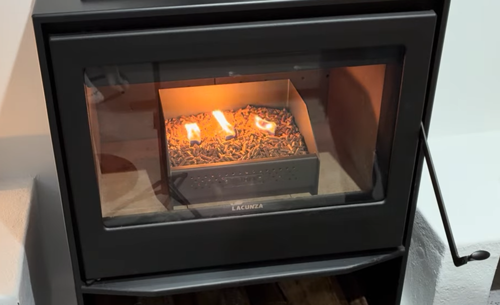 Estufa de leña quemando pellets