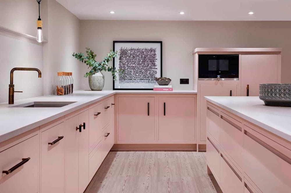 Cocina con  muebles en color rosa 