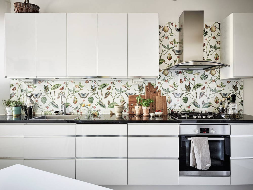 Cocina moderna con papel pintado en un frente