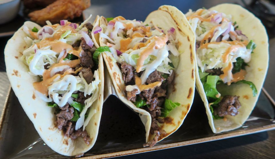 Bulgogi Tacos plato con tacos coreanos