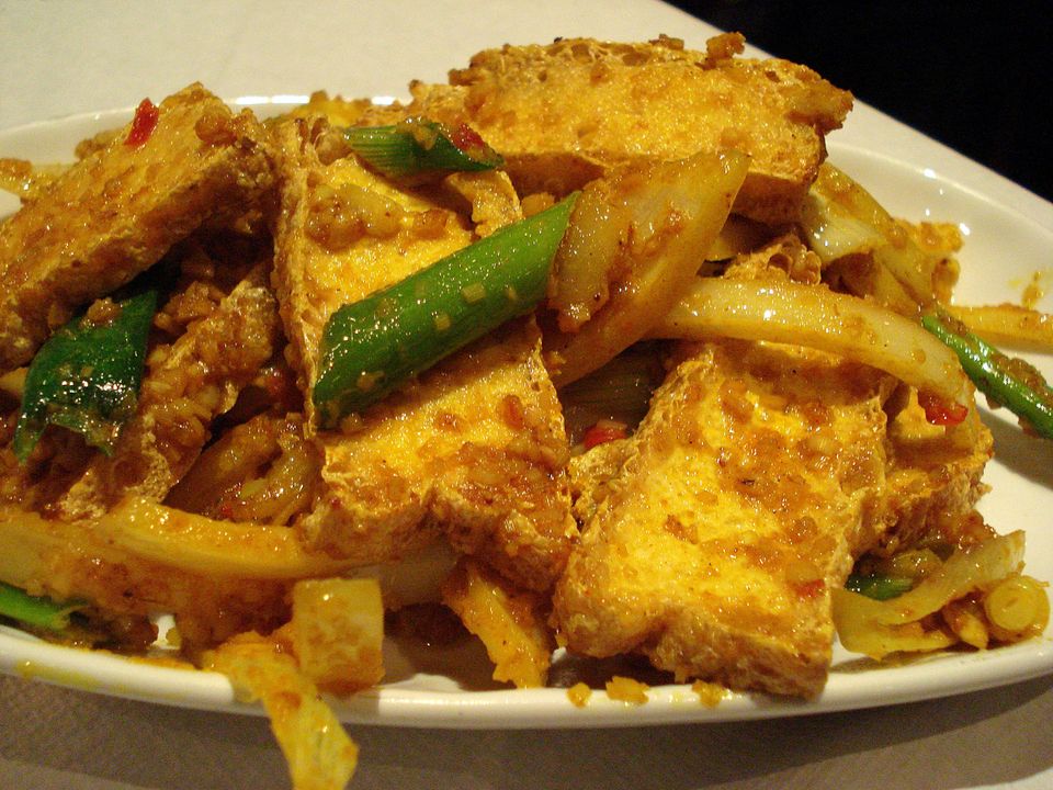 Tofu frito vietnamita con salsa de tomate