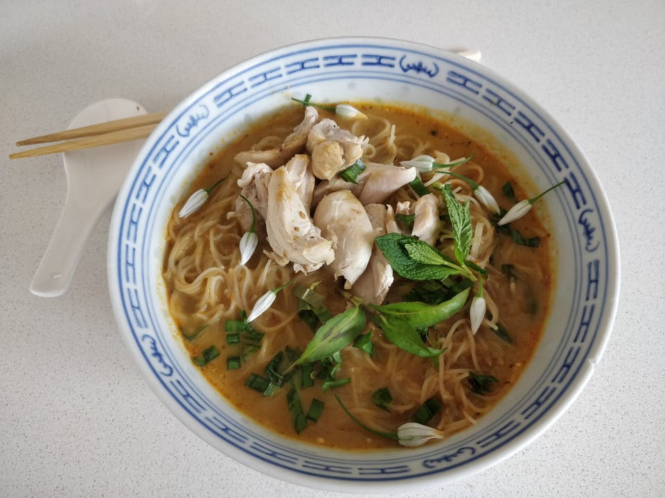 Laksa de pollo con fideos de arroz