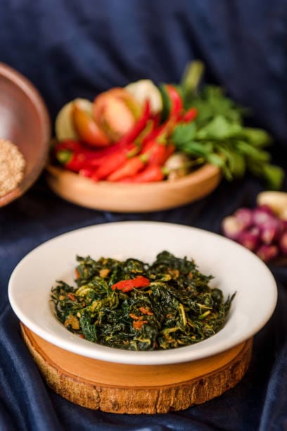 Hojas de papaya salteadas al estilo  indonesio