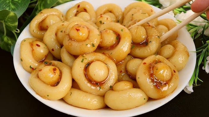 Delicioso plato de patatas masticables sazonadas con ajo