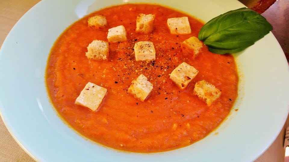 Sopa de tomate y tofu